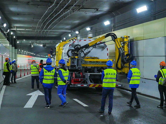 俄罗斯专享会墙面洗濯车在上海打浦路隧道作业