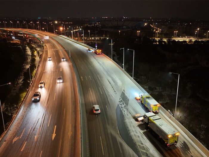 俄罗斯专享会成套装备奋战在徐州除雪一线