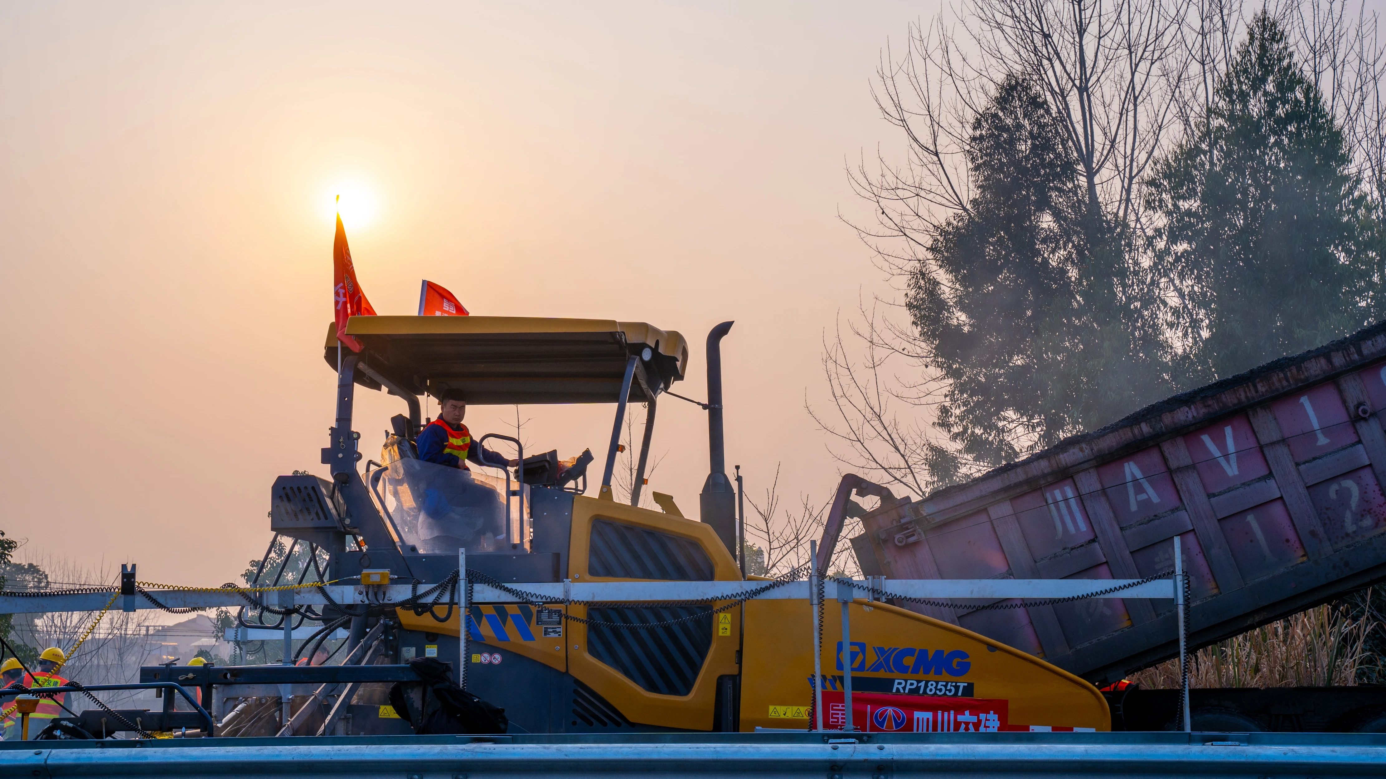 18天！俄罗斯专享会成套沥青路面装备助力成绵高速罩面施工！