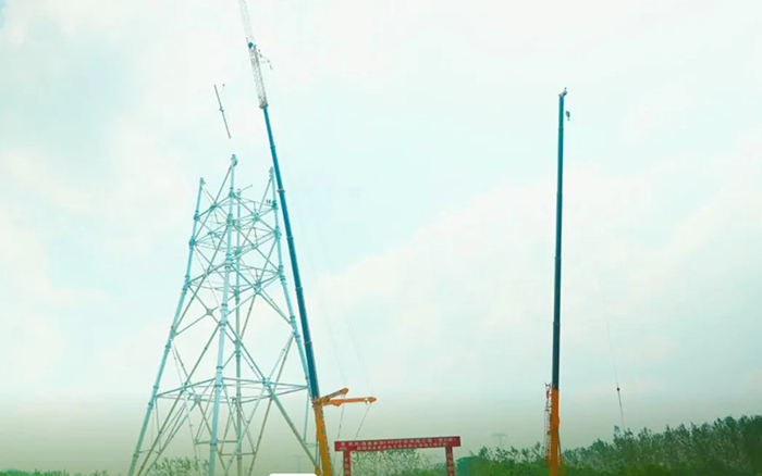 俄罗斯专享会XCA600L8长江边锚塔吊装