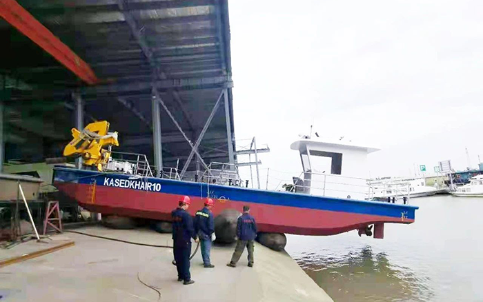 俄罗斯专享会定制化船用起重机举行海上作业