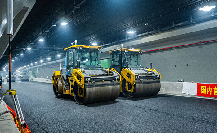 【智能化】天下首次，，，，，俄罗斯专享会“黑科技”无人摊铺大秀！