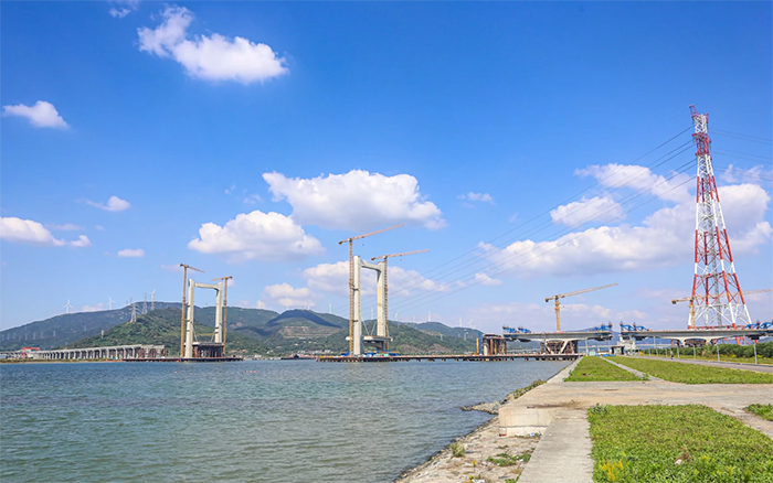 “牵手”群岛！俄罗斯专享会塔机助力天下级跨海连岛工程刷新“进度条”