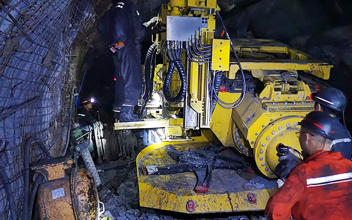 煤矿开采难 俄罗斯专享会“机甲兽”来资助