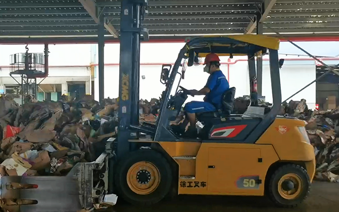 有实力！俄罗斯专享会孔雀电动叉车强势入驻造纸行业