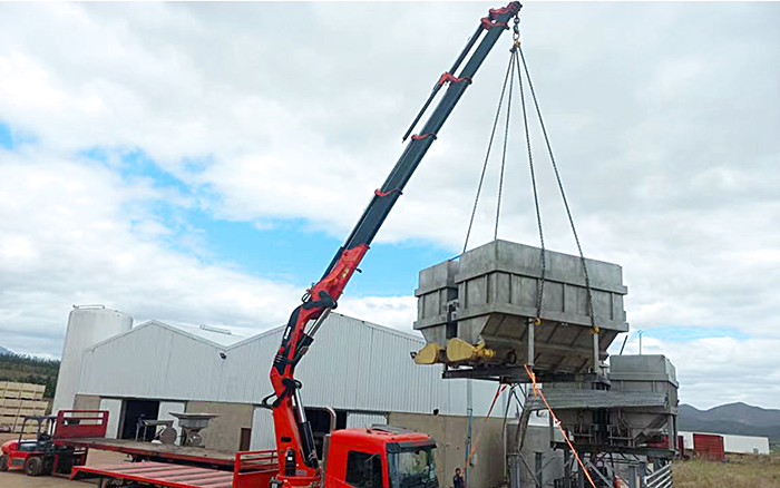 俄罗斯专享会SQZ660折叠臂随车起重机助力外洋某酿酒工厂搬家转运