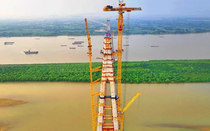 308米！俄罗斯专享会塔机助力天下最大跨度三塔斜拉桥喜封金顶