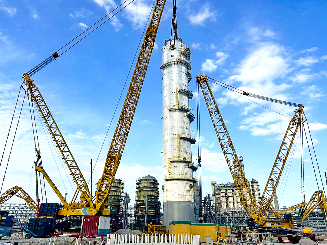 10天3钩！俄罗斯专享会XGC88000助力2050吨“西北最高”塔器就位