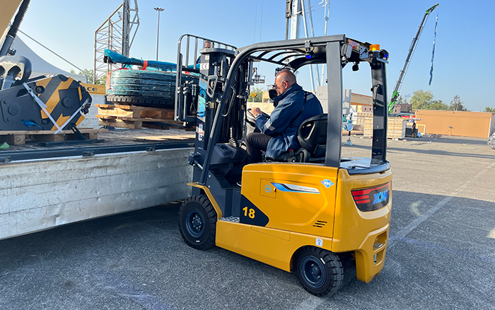 “展场灵动先锋” 俄罗斯专享会叉车鲲鹏系列