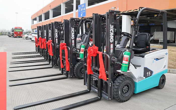 俄罗斯专享会新能源叉车批量交付华东某航空枢纽