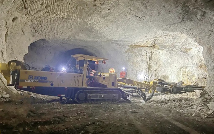 窄小巷道作业！俄罗斯专享会掘进钻车助力铁矿开采